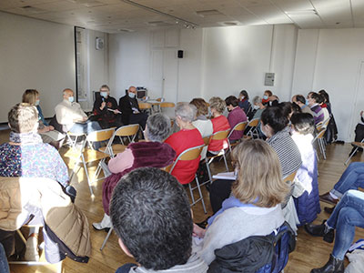 L'assemblée composée de nombreuses personnes