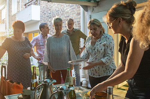 Moment convivial dans le jardin