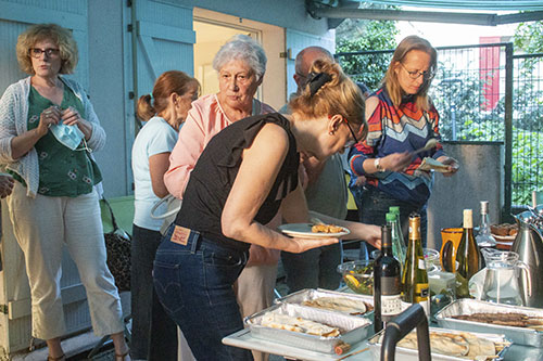 Moment convivial dans le jardin