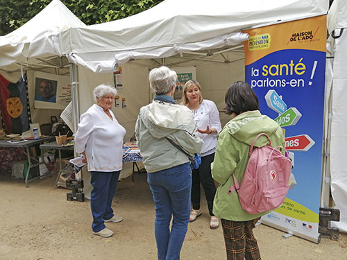 Le stand de la Maison de la Prévention-Point écoute jeunes