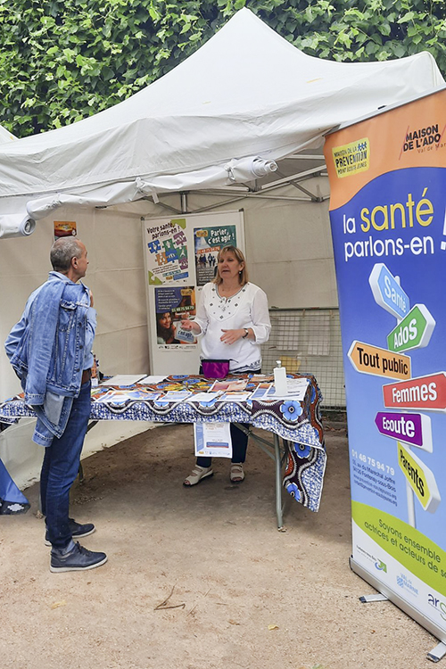 Le stand de la Maison de la Prévention-Point écoute jeunes