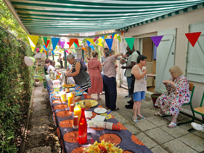 La fête bat son plein dans les locaux de la maison